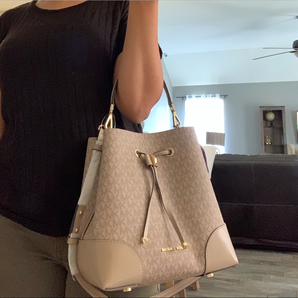 Beautiful Mk bucket shoulder bag - Picture 10 of 12